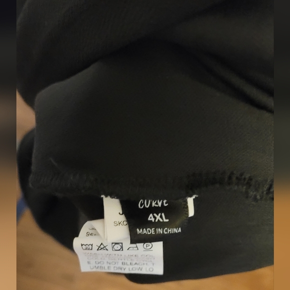 Black Gown - Picture 6 of 6